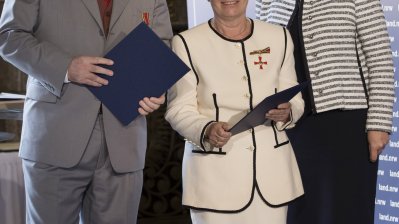 Ministerpräsidentin Kraft überreicht Brigitte und Gerhard Huppertz den Bundesverdienstorden