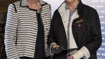 Ministerpräsidentin Kraft überreicht den Bundesverdienstorden an Evamarie Bott