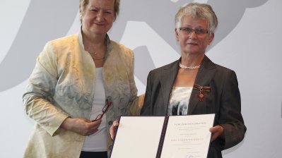 Stellvertretende Ministerpräsidentin Sylvia Löhrmann überreicht Bundesverdienstorden an 15 Bürgerinnen und Bürger aus Nordrhein-Westfalen, 15.07.201
