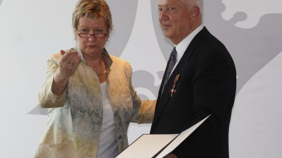 Stellvertretende Ministerpräsidentin Sylvia Löhrmann überreicht Bundesverdienstorden an 15 Bürgerinnen und Bürger aus Nordrhein-Westfalen, 15.07.201