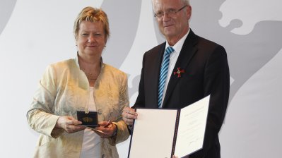 Stellvertretende Ministerpräsidentin Sylvia Löhrmann überreicht Bundesverdienstorden an 15 Bürgerinnen und Bürger aus Nordrhein-Westfalen, 15.07.201