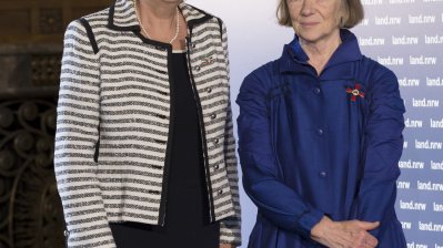 Ministerpräsidentin Hannelore Kraft überreicht den Bundesverdienstorden an Candida Höfer