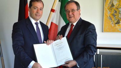 Ministerpräsident Armin Laschet überreicht Dr. Mark Speich seine Urkunde zur Ernennung als Staatssekretär für Bundesangelegenheiten, Europa sowie Internationales