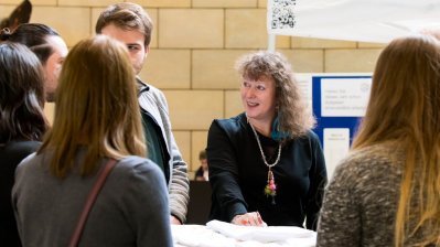 Staatssekretärin Andrea Milz mit jungen Menschen im Gespräch an einem runden Stehtisch.