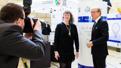 Staatssekretärin Andrea Milz mit dem Landtagspräsidenten André Kuper.