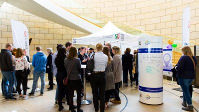 Viele Menschen stehen am Stand der Ehrenamttour.NRW