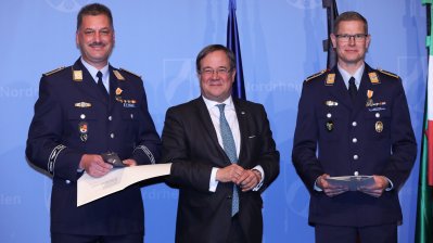 Rettungsmedaille des Landes Nordrhein-Westfalen an Detlev Krüger und Thomas Weiffen 