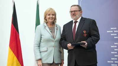 Ministerpräsidentin Hannelore Kraft überreicht Bundesverdienstorden an 16 Bürgerinnen und Bürger aus Nordrhein-Westfalen