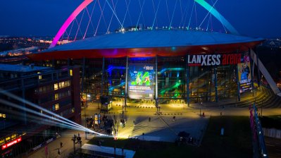 Drohnenaufnahme der Lichtershow run dum die Lanxess Arena