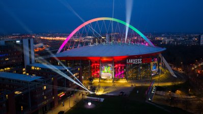 Drohnenaufnahme der Lichtershow run dum die Lanxess Arena