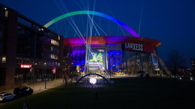 Drohnenaufnahme der Lichtershow run dum die Lanxess Arena