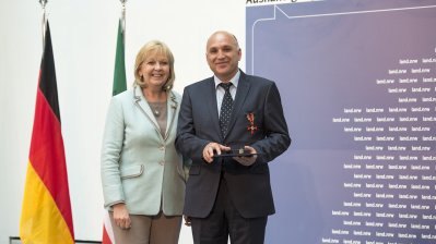 Ministerpräsidentin Hannelore Kraft überreicht Bundesverdienstorden an 16 Bürgerinnen und Bürger aus Nordrhein-Westfalen