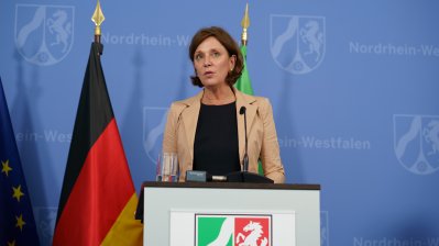 Ministerpräsident Armin Laschet stellt Nordrhein-Westfalen-Plan vor
