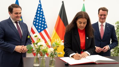 Die Generalkonsulin unterzeichnet das Gästebuch des Landes