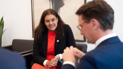 Generalkonsulin Preeti V. Sha und Ministerpräsident Hendrik Wüst unterhalten sich .