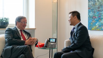 Ministerpräsident Armin Laschet empfängt den Botschafter der Republik Singapur, Laurence Bay Siow Hon