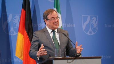 Ministerpräsident Armin Laschet verleiht Staatspreis an Bernhard Paul