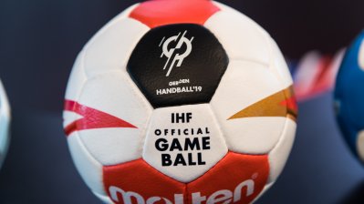 Foto vom WM-Handball im rot-weißem Design, sowie schwarzen und goldenen Elementen darauf.