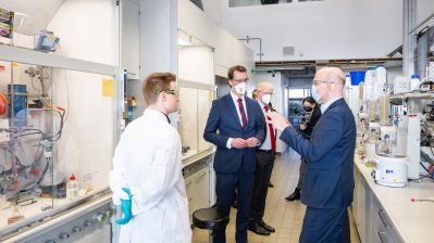 Ministerpräsident Hendrik Wüst und Wissenschaftsministerin Isabel Pfeiffer-Poensgen treffen Prof. Benjamin List