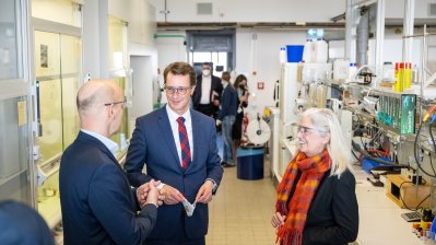 Ministerpräsident Hendrik Wüst und Wissenschaftsministerin Isabel Pfeiffer-Poensgen treffen Prof. Benjamin List
