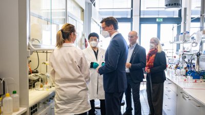 Ministerpräsident Hendrik Wüst und Wissenschaftsministerin Isabel Pfeiffer-Poensgen treffen Prof. Benjamin List