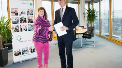 Landesregierung investiert in die unterstützende Digitalisierung des Ehrenamtes: Staatssekretärin Andrea Milz überreicht Zuwendungsbescheid an Stadt Aachen