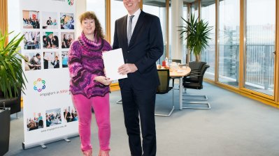 Landesregierung investiert in die unterstützende Digitalisierung des Ehrenamtes: Staatssekretärin Andrea Milz überreicht Zuwendungsbescheid an Stadt Aachen