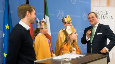 Der Ministerpräsident hat Sternsinger aus allen Diözesen zum Dreikönigssingen im Landeshaus empfangen