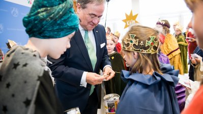 Der Ministerpräsident hat Sternsinger aus allen Diözesen zum Dreikönigssingen im Landeshaus empfangen