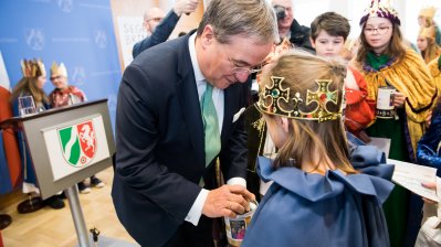 Der Ministerpräsident hat Sternsinger aus allen Diözesen zum Dreikönigssingen im Landeshaus empfangen