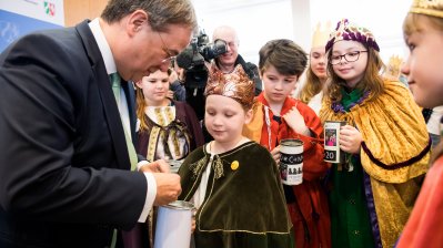 Der Ministerpräsident hat Sternsinger aus allen Diözesen zum Dreikönigssingen im Landeshaus empfangen
