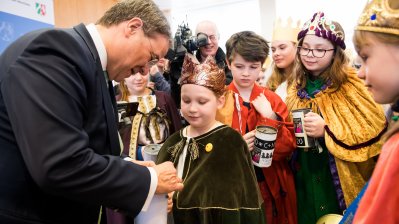 Der Ministerpräsident hat Sternsinger aus allen Diözesen zum Dreikönigssingen im Landeshaus empfangen