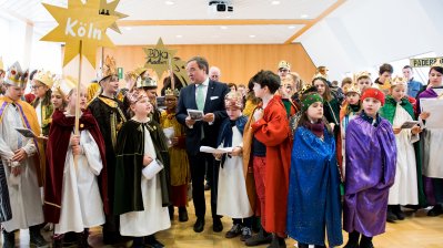 Der Ministerpräsident hat Sternsinger aus allen Diözesen zum Dreikönigssingen im Landeshaus empfangen
