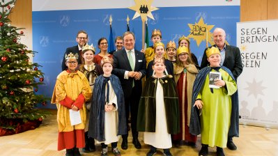Der Ministerpräsident hat Sternsinger aus allen Diözesen zum Dreikönigssingen im Landeshaus empfangen