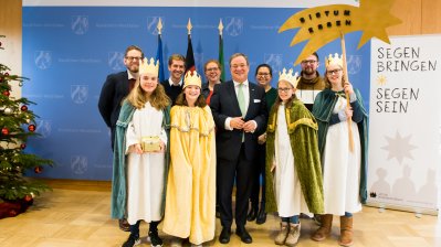 Der Ministerpräsident hat Sternsinger aus allen Diözesen zum Dreikönigssingen im Landeshaus empfangen