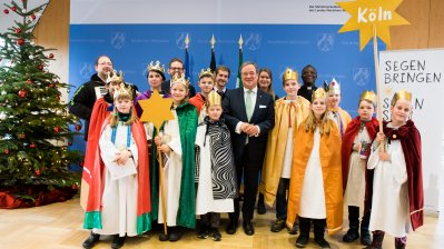 Der Ministerpräsident hat Sternsinger aus allen Diözesen zum Dreikönigssingen im Landeshaus empfangen