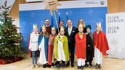 Der Ministerpräsident hat Sternsinger aus allen Diözesen zum Dreikönigssingen im Landeshaus empfangen