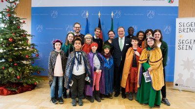 Der Ministerpräsident hat Sternsinger aus allen Diözesen zum Dreikönigssingen im Landeshaus empfangen