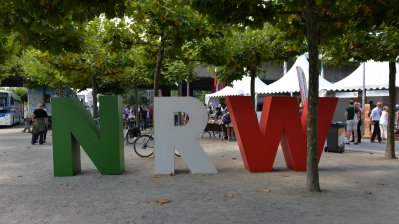 Große NRW-Buchstaben vor dem Landtag