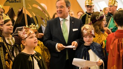 Der Ministerpräsident hat Sternsinger aus allen Diözesen zum Dreikönigssingen im Landeshaus empfangen