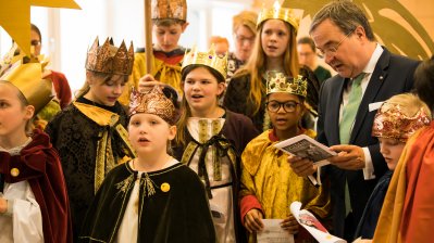 Der Ministerpräsident hat Sternsinger aus allen Diözesen zum Dreikönigssingen im Landeshaus empfangen