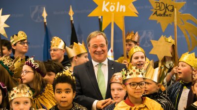 Der Ministerpräsident hat Sternsinger aus allen Diözesen zum Dreikönigssingen im Landeshaus empfangen