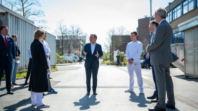 Gemeinsamer Besuch von Ministerpräsident Armin Laschet und Bundesgesundheitsminister Jens Spahn im Universitätsklinikum Düsseldorf