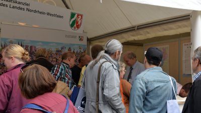 Besucher am Stand der Staatskanzlei NRW beim Tag der Deutschen Einheit 2016