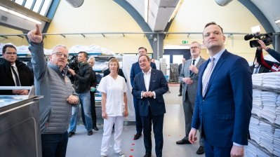 Gemeinsamer Besuch von Ministerpräsident Armin Laschet und Bundesgesundheitsminister Jens Spahn im Universitätsklinikum Düsseldorf
