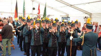Der Spielmannszug Wehr aus Selfkant bei seinem Auftritt im NRW-Zelt