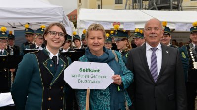 Sylvia Löhrmann, stellvertretende Ministerpräsidentin des Landes NRW (Mitte) mit der Dirigentin des Spielmannzuges (links) und dem Bürgermeister von Selfkant Herbert Corssten vor dem Zipfelzelt