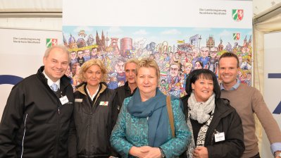 Sylvia Löhrmann, stellvertretende Ministerpräsidentin des Landes NRW, mit dem Team des Standes der Staatskanzlei NRW