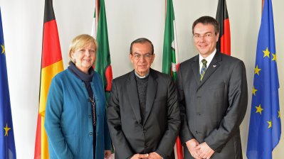 Ministerpräsidentin Hannelore Kraft hat Weihbischof Gregorio Rosa Chavez (Bildmitte) aus San Salvador im Rahmen des Lateinamerika-Hilfswerks von Adveniat getroffen. An dem Gespräch nahm auch der Geschäftsführer von Adveniat, Stephan Jentgens, rechts im Bild, teil