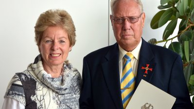 Lutz Malaschöwski mit angestecktem Bundesverdienstkreuz neben NRW-Europaministerin Angelica Schwall-Düren